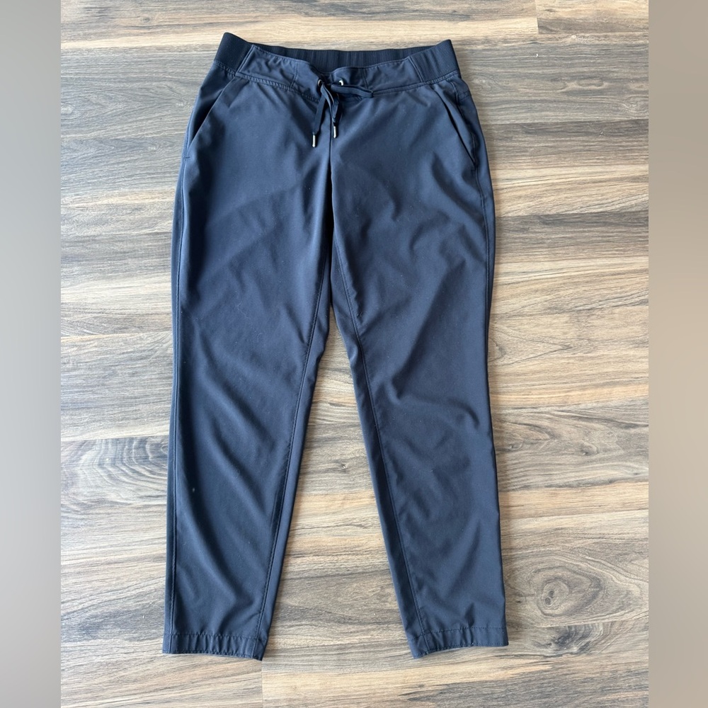 Athleta Black Lightweight Tapered Leg Pants sz 6